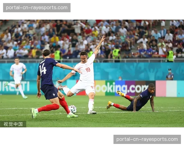 “转播镜头捕捉：勒沃库森后卫塔在丢球后与队友激烈讨论防守职责归属问题”